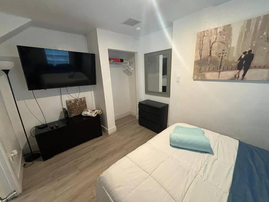 Quiet & Centrally Located House - Private Parking, Laundry And Storage For Luggage Miami Exterior photo